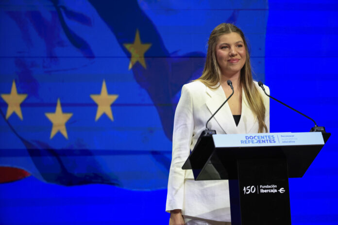 La infanta Sofía pronuncia su primer discurso oficial en público con motivo de la entrega de la primera edición de las ayudas Docentes Referentes de la Fundación Ibercaja, celebrada este miércoles en Zaragoza. EFE/ Javier Cebollada
