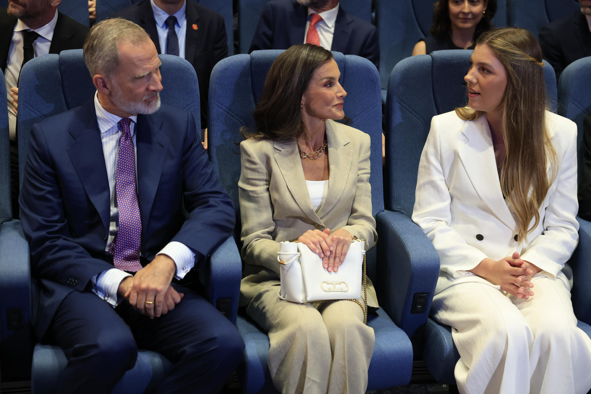 El rey Felipe VI y la reina Letizia acompañan a la infanta Sofía (d) este miércoles en Zaragoza, donde va a pronunciar su primer discurso oficial en público con motivo de la entrega de la primera edición de las ayudas Docentes Referentes de la Fundación Ibercaja. EFE/ Javier Cebollada