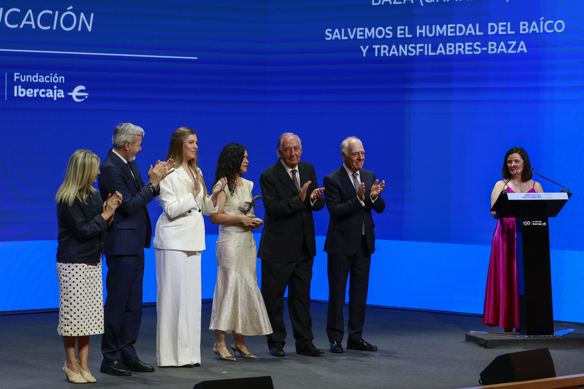 La infanta Sofía (3i) asiste a la entrega de la primera edición de las ayudas Docentes Referentes de la Fundación Ibercaja tras pronunciar su primer discurso oficial en público, este miércoles en Zaragoza. EFE/ Javier Cebollada