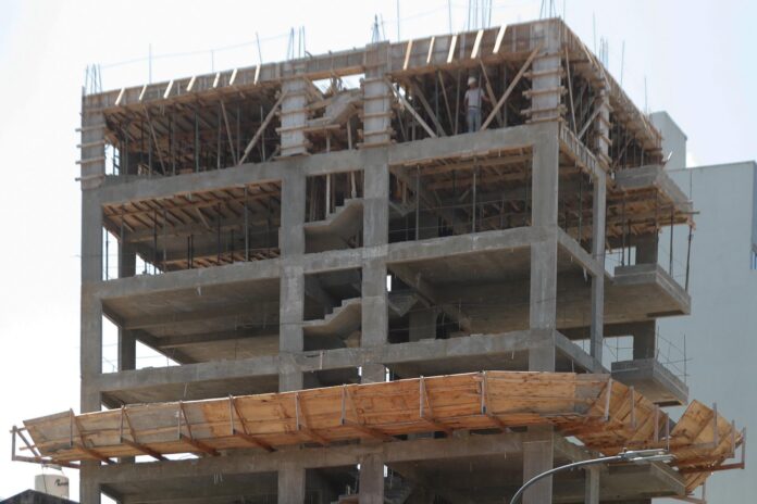 Fotografía de archivo de una vista general de un edificio en construcción en Buenos Aires (Argentina). EFE/Juan Ignacio Roncoroni
