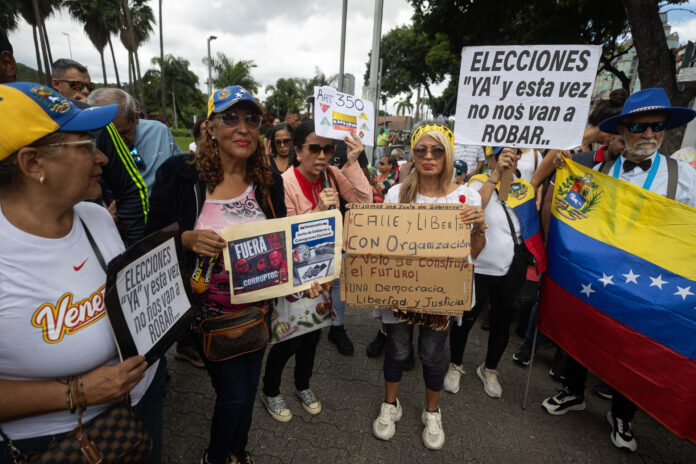 Un grupo de personas, convocadas por sindicatos, fue captado este 8 de julio al exigir la salida de la mandataria encargada de Venezuela, Delcy Rodríguez, pedir elecciones presidenciales y criticar la respuesta del Gobierno tras los dos terremotos de hace dos semanas, en Caracas (Venezuela). EFE/Ronald Peña
