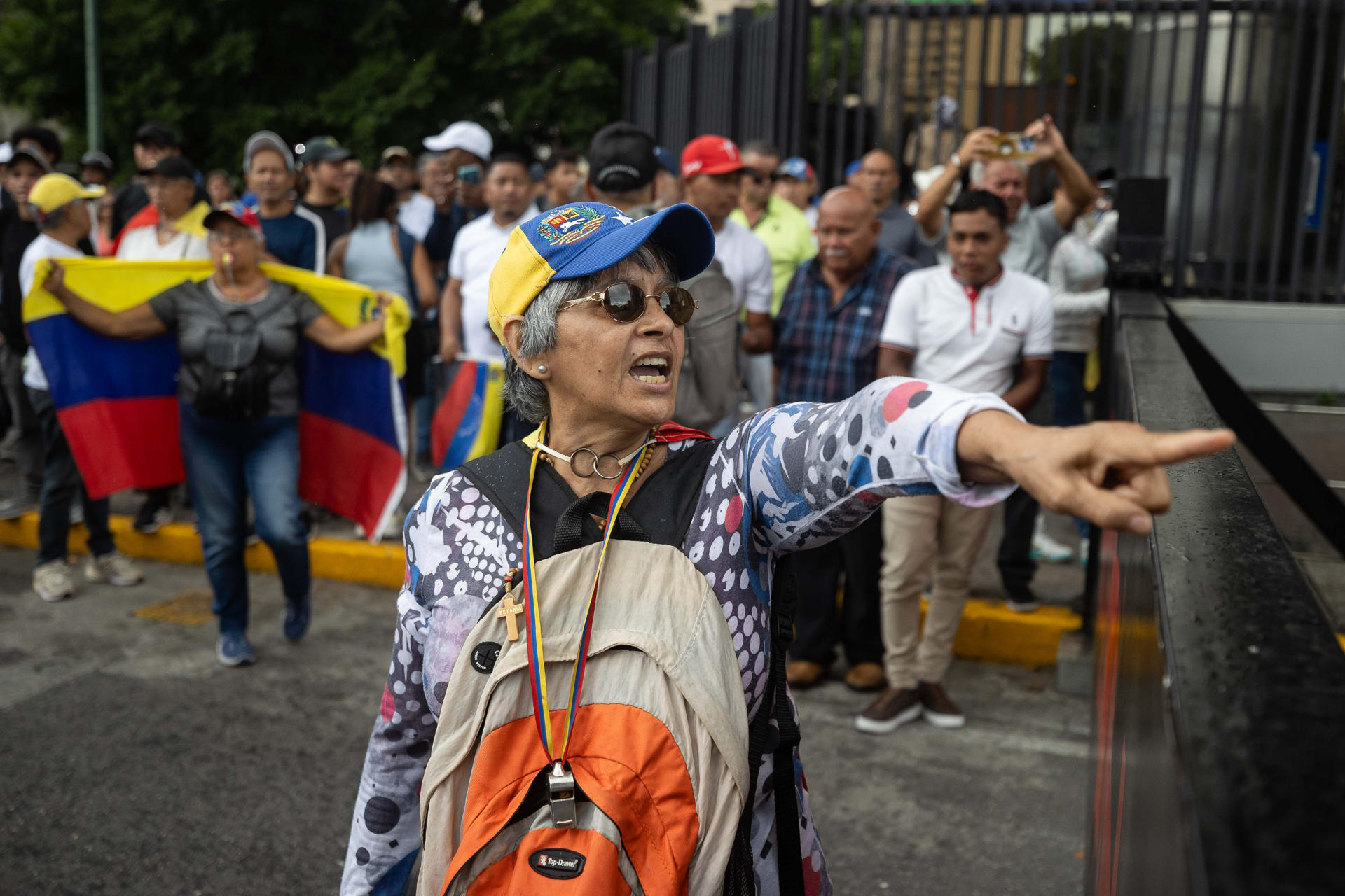 Una manifestante fue captada este 8 de julio al exigir la salida de la mandataria encargada de Venezuela, Delcy Rodríguez, pedir elecciones presidenciales y criticar la respuesta del Gobierno tras los dos terremotos de hace dos semanas, en Caracas (Venezuela). EFE/Ronald Peña