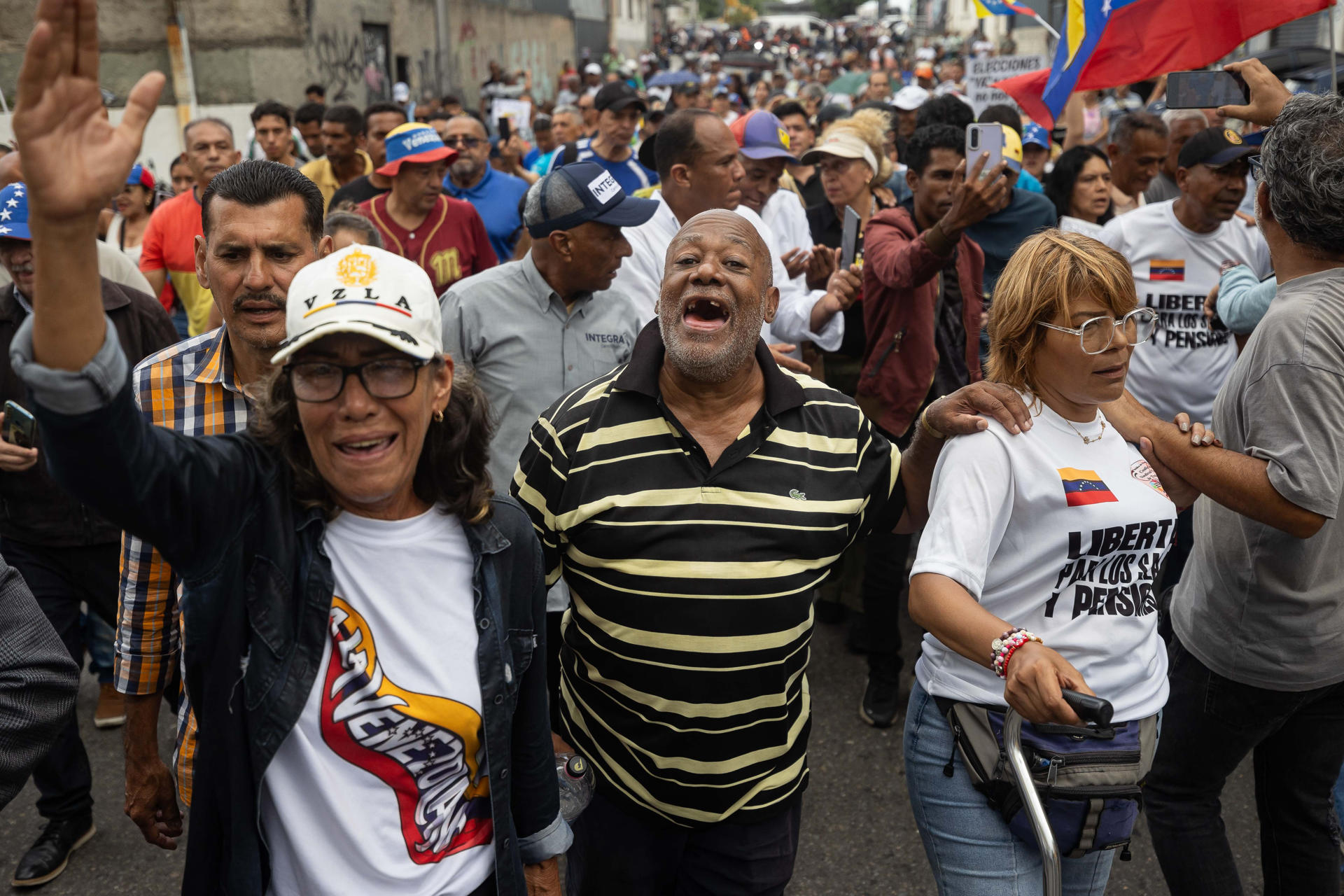 Cientos de personas, convocadas por sindicatos, fueron captadas este 8 de julio al exigir la salida de la mandataria encargada de Venezuela, Delcy Rodríguez, pedir elecciones presidenciales y criticar la respuesta del Gobierno tras los dos terremotos de hace dos semanas, en Caracas (Venezuela). EFE/Ronald Peña