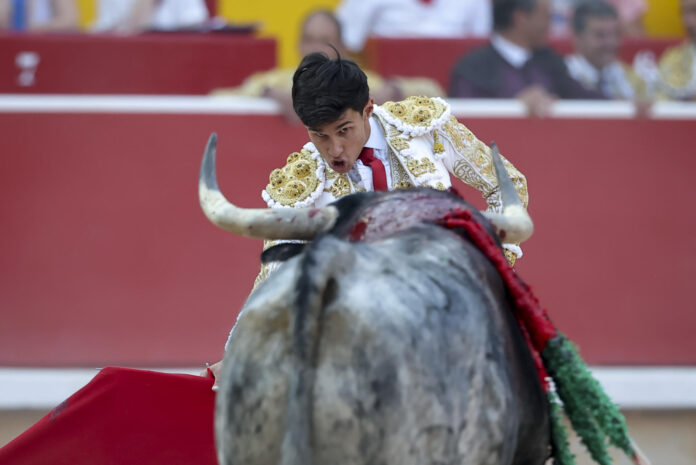 .- El diestro Manuel Diosleguarde durante la lidia al último toro de la tarde en la cuarta de abono de la Feria del Toro de los Sanfermines 2026 con toros de la ganadería gaditana de Cebada Gago y en la que comparte cartel con los matadores David Galván y Román. EFE/ J. P. Urdíroz
