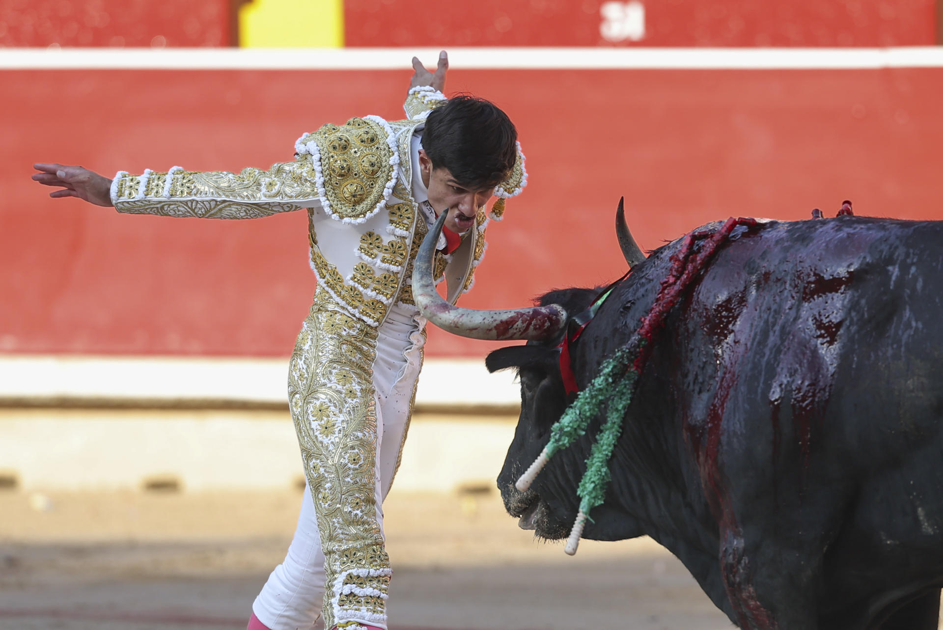 El diestro Manuel Diosleguarde durante la lidia a su primer toro de la tarde en la cuarta de abono de la Feria del Toro de los Sanfermines 2026 con toros de la ganadería gaditana de Cebada Gago y en la que comparte cartel con los matadores David Galván y Román. EFE/ J. P. Urdíroz