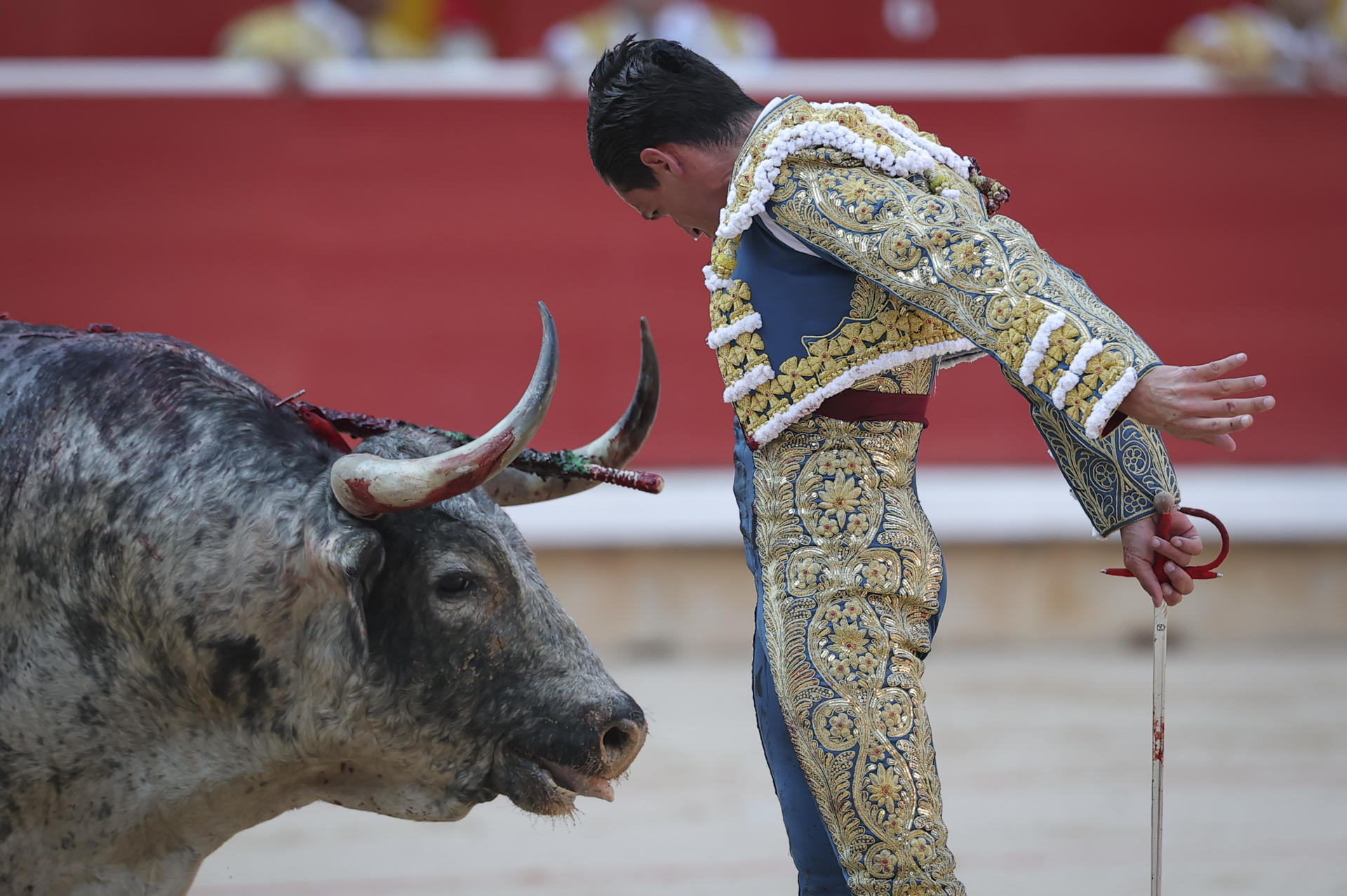 El torero David Galván durante la lidia a su segundo toro de la tarde en la cuarta de abono de la Feria del Toro de los Sanfermines 2026 con toros de la ganadería gaditana de Cebada Gago y en la que comparte cartel con los diestros Román y Manuel Diosleguarde. EFE/ J. P. Urdíroz