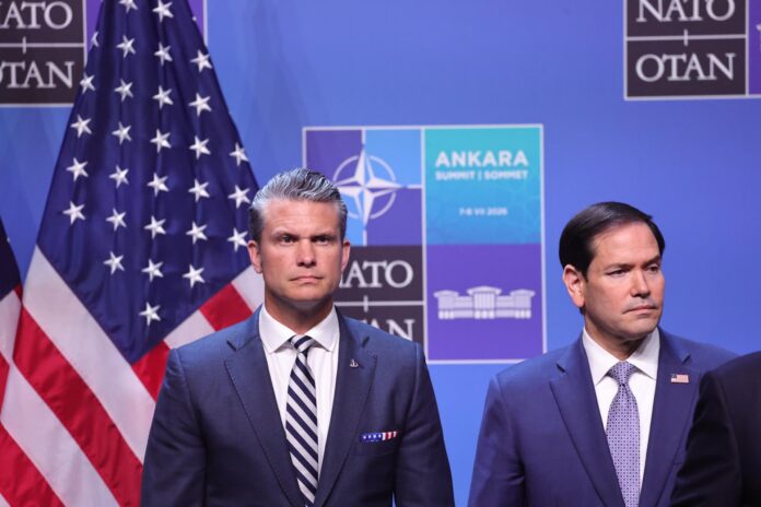 El secretario de Guerra de Estados Unidos, Pete Hegseth (i), y el secretario de Estado estadounidense, Marco Rubio, fueron captados este 8 de julio, al escuchan al presidente Donald Trump, durante una rueda de prensa en la cumbre de la OTAN 2026, en Ankara (Turquía). EFE/Georgi Licovski

