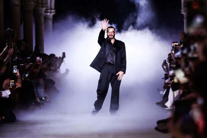 El diseñador libanés Zuhair Murad aparece en la pasarela tras la presentación de su colección de Alta Costura Otoño/Invierno 2026-2027 durante la Semana de la Moda de París, en París, Francia, 08 de julio de 2026. La presentación de las colecciones femeninas de Alta Costura se desarrolla del 06 al 09 de julio de 2026. (Moda, Francia) EFE/EPA/TERESA SUAREZ
