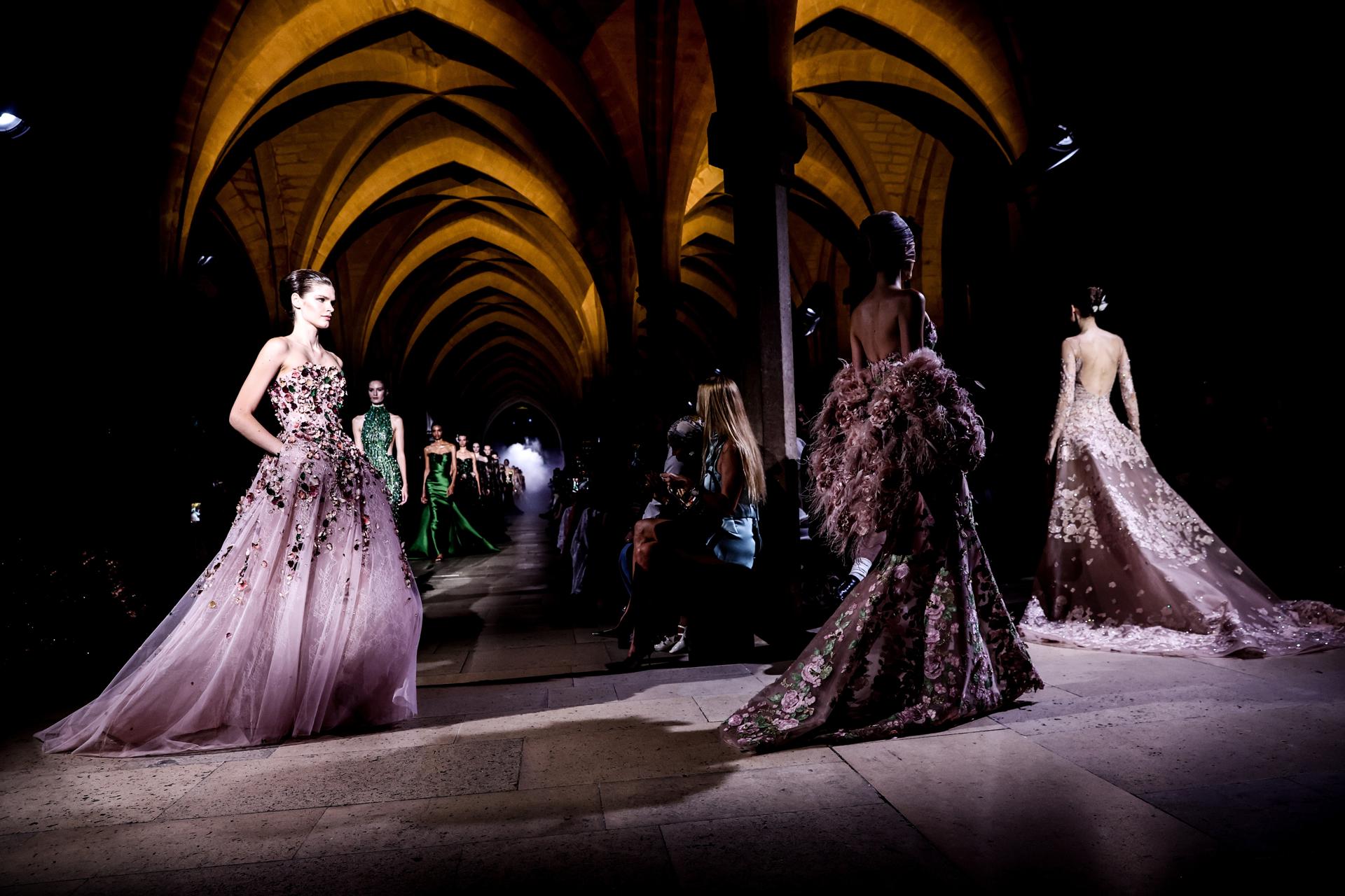 - Modelos presentan creaciones de la colección de Alta Costura Otoño/Invierno 2026-2027 del diseñador libanés Zuhair Murad durante la Semana de la Moda de París, en París, Francia, 08 de julio de 2026. La presentación de las colecciones de Alta Costura femenina se desarrolla del 06 al 09 de julio de 2026. (Moda, Francia) EFE/EPA/TERESA SUAREZ