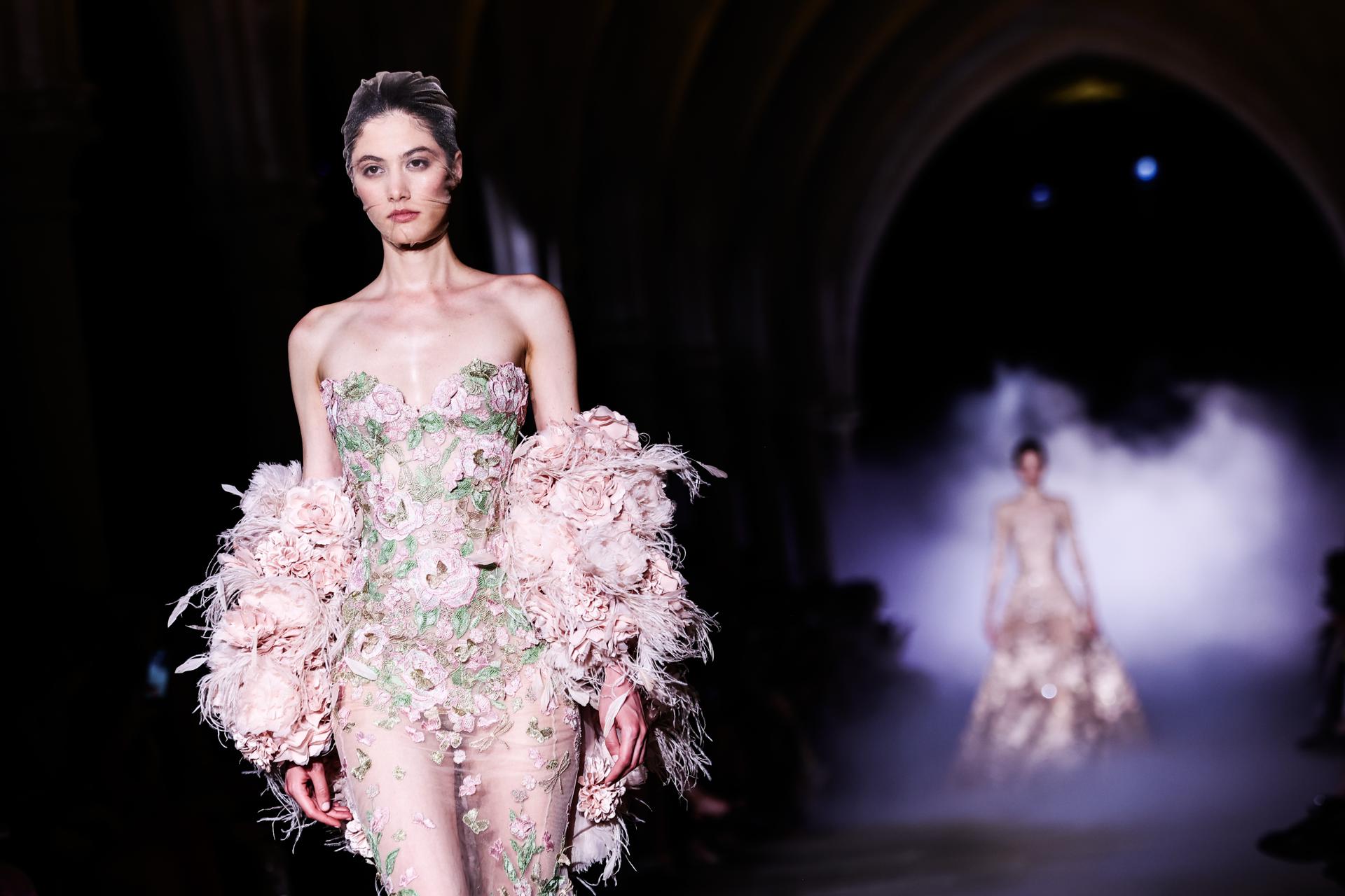 Modelos presentan creaciones de la colección de Alta Costura Otoño/Invierno 2026-2027 del diseñador libanés Zuhair Murad durante la Semana de la Moda de París, en París, Francia, 08 de julio de 2026. La presentación de las colecciones femeninas de Alta Costura se desarrolla del 06 al 09 de julio de 2026. (Moda, Francia) EFE/EPA/TERESA SUAREZ