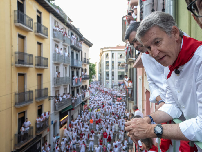 El líder del PP, Alberto Núñez Feijóo, ataviado con la típica vestimenta pamplonica, asiste este miércoles al segundo encierro de los Sanfermines 2026 que protagonizarán los toros de la ganadería gaditana de Cebada Gago. EFE/ Diego Puerta/PP SOLO USO EDITORIAL/SOLO DISPONIBLE PARA ILUSTRAR LA NOTICIA QUE ACOMPAÑA (CRÉDITO OBLIGATORIO)
