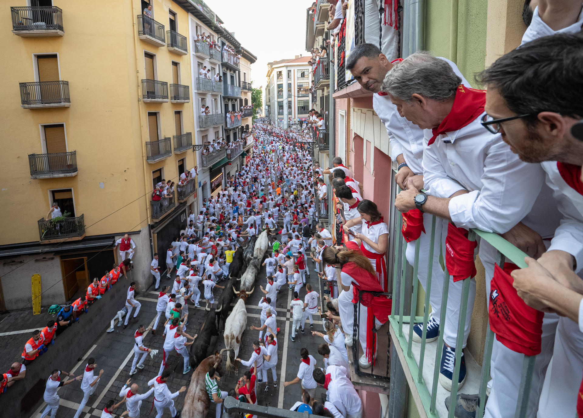 El líder del PP, Alberto Núñez Feijóo, ataviado con la típica vestimenta pamplonica, asiste este miércoles al segundo encierro de los Sanfermines 2026 que protagonizarán los toros de la ganadería gaditana de Cebada Gago. EFE/ Diego Puerta/PP SOLO USO EDITORIAL/SOLO DISPONIBLE PARA ILUSTRAR LA NOTICIA QUE ACOMPAÑA (CRÉDITO OBLIGATORIO)
