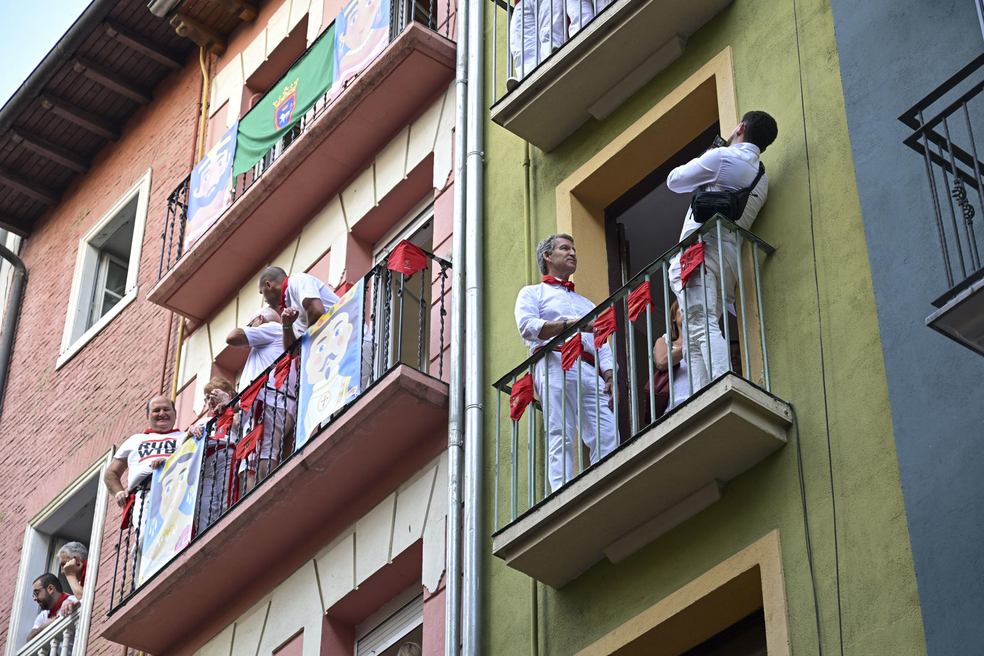 El líder del PP, Alberto Núñez Feijóo, ataviado con la típica vestimenta pamplonica, asiste este miércoles al segundo encierro de los Sanfermines 2026 de la ganadería gaditana de Cebada Gago. EFE/Daniel Fernández Pérez

