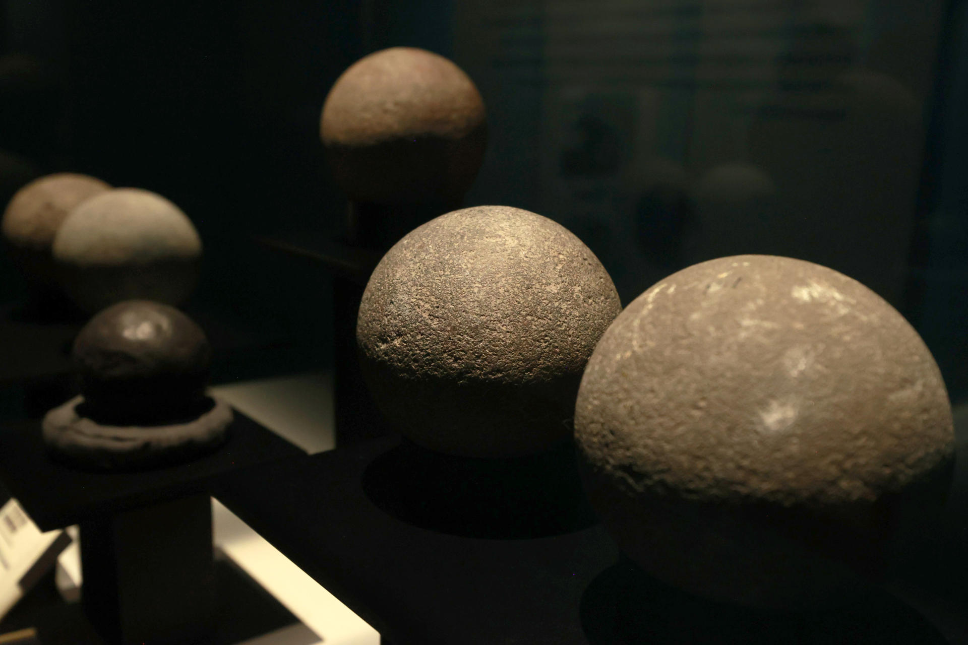 Fotografía de pelotas de hule exhibidas durante la muestra temporal 'El juego de pelota en Tenochtitlan' este miércoles, en el Museo del Templo Mayor en la Ciudad de México (México). EFE/Mario Guzmán