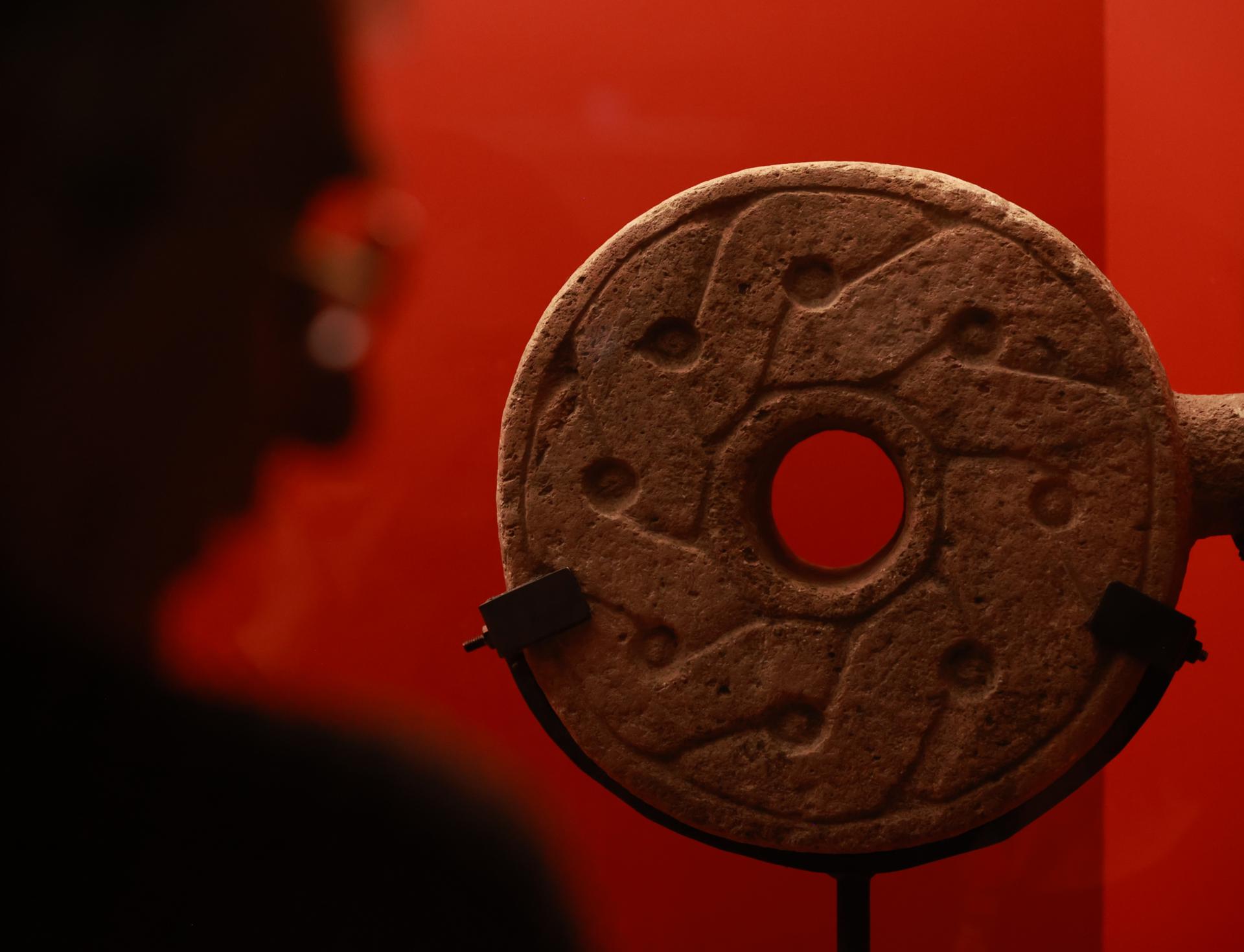 Fotografía que muestra un anillo de hule, durante la muestra temporal 'El juego de pelota en Tenochtitlan' exhibida este miércoles, en el Museo del Templo Mayor en la Ciudad de México (México). EFE/ Mario Guzmán