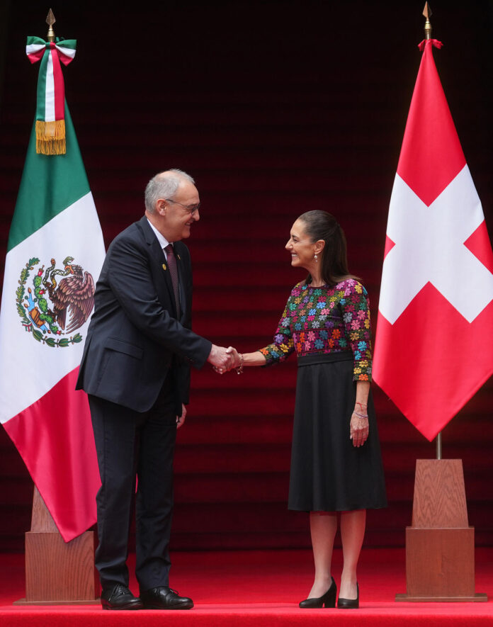 Fotografía cedida por la presidencia de México que muestra a la mandataria mexicana, Claudia Sheinbaum (d), saludando al presidente de la Confederación Suiza, Guy Parmelin, a su llegada este miércoles, al Palacio Nacional de la Ciudad de México (México). EFE/ Presidencia de México /SOLO USO EDITORIAL/NO VENTAS/SOLO DISPONIBLE PARA ILUSTRAR LA NOTICIA QUE ACOMPAÑA (CRÉDITO OBLIGATORIO)
