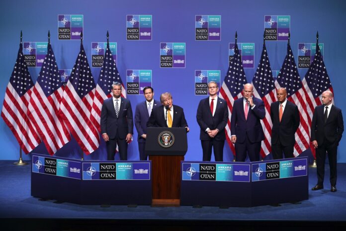 El presidente de Estados Unidos, Donald Trump (c), fue captado este 8 de julio, durante una rueda de prensa, posterior a la cumbre de la OTAN, en Ankara (Turquía). EFE/Necati Savas

