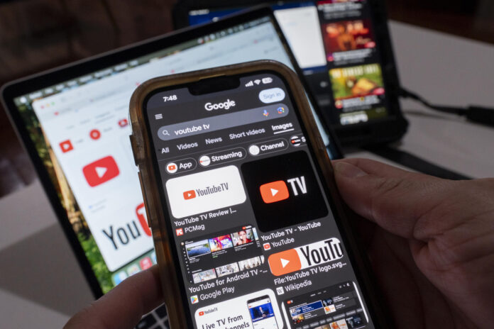 Fotografía de la aplicación YouTube en la pantalla de un celular. Imagen de archivo. EFE/ Ángel Colmenares

