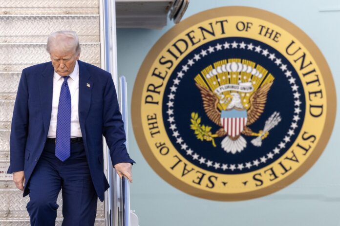 Fotografía de archivo en la que se captó al presidente de Estados Unidos, Donald Trump, al desender del avión presidencial Air Force One, en West Palm Beach (FL, EE.UU.). EFE/Cristóbal Herrera
