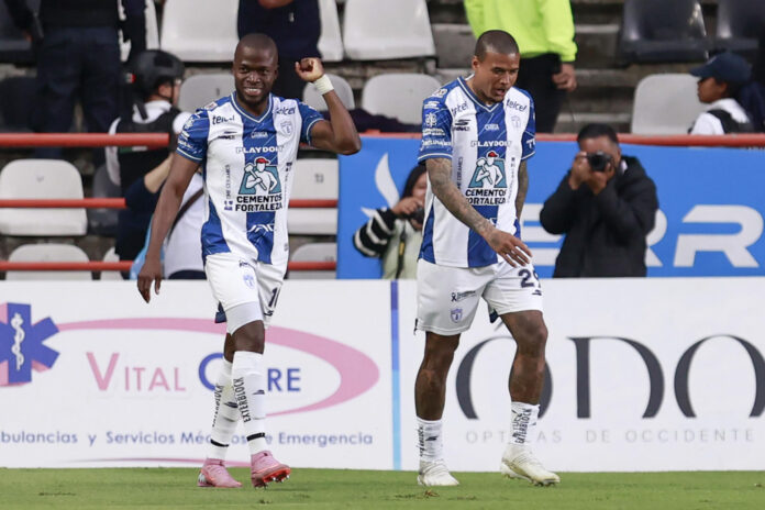 Enner Valencia (i) y Robert Kenedy de Pachuca celebran un gol. Imagen de archivo. EFE/ David Martinez Pelcastre
