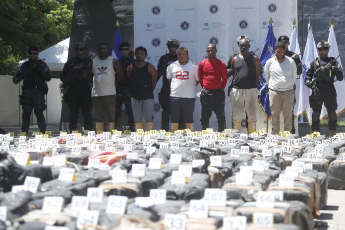 Vista general de los seis extranjeros detenidos durante la incautación de 6,68 toneladas, por parte de autoridades salvadoreñas, en San Luis La Herradura (El Salvador). EFE/Rodrigo Sura
