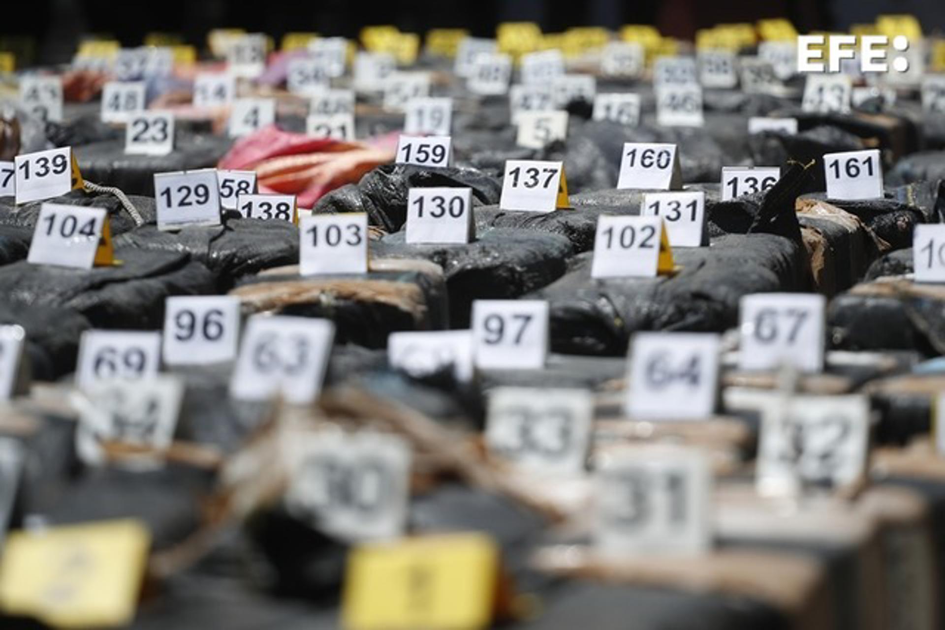Detalle de las 6,68 toneladas de cocaína incautadas, por parte de autoridades salvadoreñas, en San Luis La Herradura (El Salvador). EFE/Rodrigo Sura