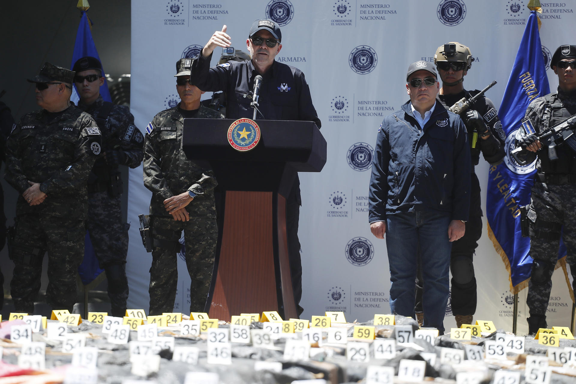 El ministro de Justicia y Seguridad de El Salvador, Gustavo Villatoro (c), fue captado este 8 de julio, durante la presentación de un cargamento de droga y de seis extranjeros detenidos en el operativo, en San Luis La Herradura (El Salvador). EFE/Rodrigo Sura