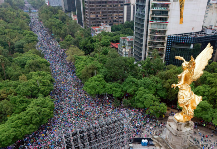 Fotografía aérea que muestra a aficionados de México reunidos en el Angel de la Independencia previo a un partido por los octavos de final del Mundial de la FIFA 2026 entre México e Inglaterra, en Ciudad de México (México). EFE/ Tomás Pérez
