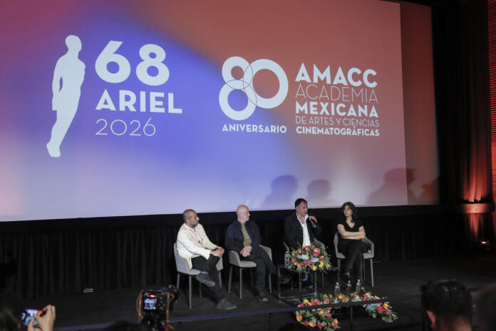 El presidente de la Academia Mexicana de Artes y Ciencias Cinematográficas (AMACC), Daniel Hidalgo (2-d) y el cineasta mexicano Alejandro Springall (2-i), hablan durante una rueda de prensa este miércoles, en Ciudad de México (México). EFE/ Isaac Esquivel
