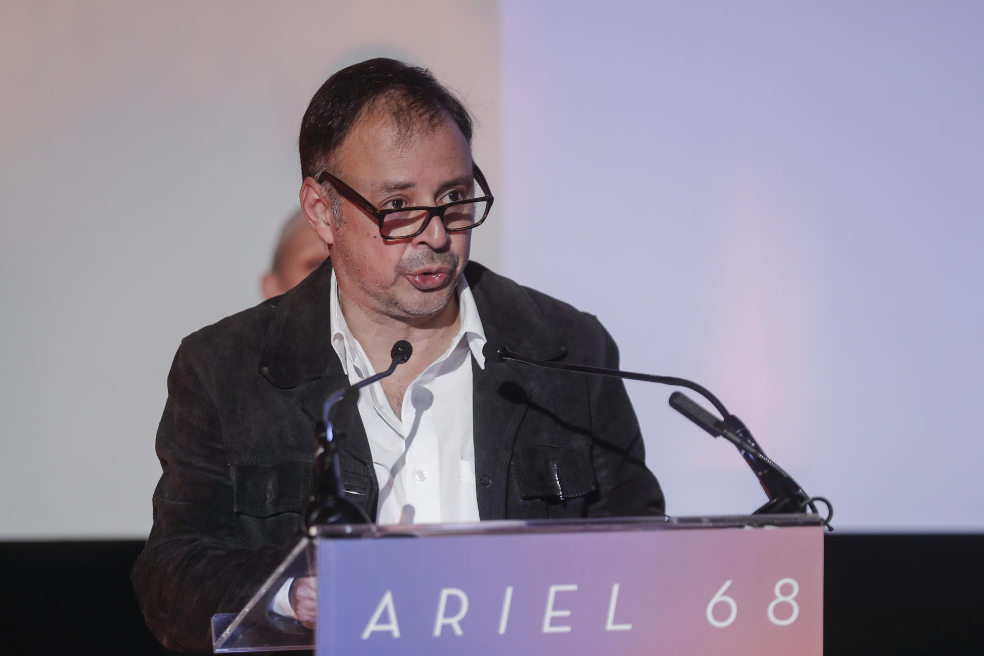 El presidente de la Academia Mexicana de Artes y Ciencias Cinematográficas (AMACC), Daniel Hidalgo, habla durante una rueda de prensa este miércoles, en Ciudad de México (México). EFE/ Isaac Esquivel
