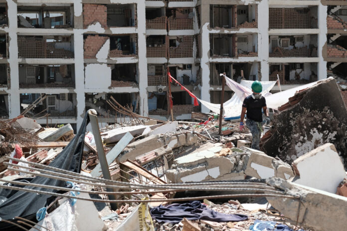 Un voluntario trabaja en la remoción de escombros del doble terremoto de magnitud 7,2 y 7,5 ocurrido el pasado 24 de Junio, este martes en La Guaira (Venezuela). EFE/ Xaume Olleros
