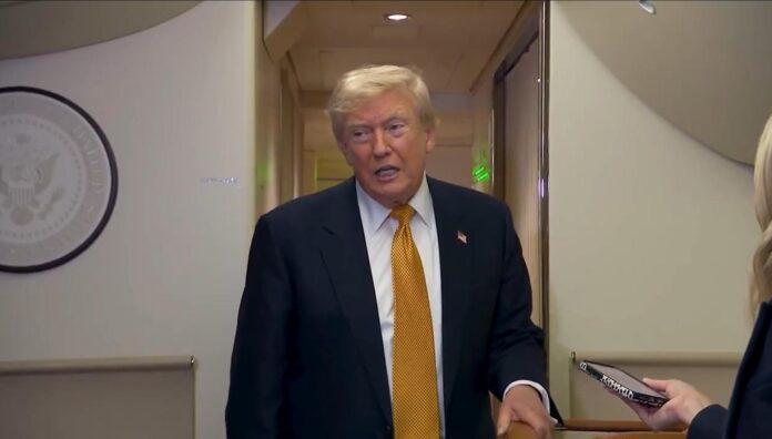 Captura de un video difundido en la cuenta en X @RapidResponse47 de la Casa Blanca en la que aparece el presidente de Estados Unidos, Donald Trump, durante una rueda de prensa en el avión presidencial Air Force One, de regreso a Washington, tras su participación en la cumbre de la OTAN en Ankara (Turquía). EFE/@RapidResponse47
