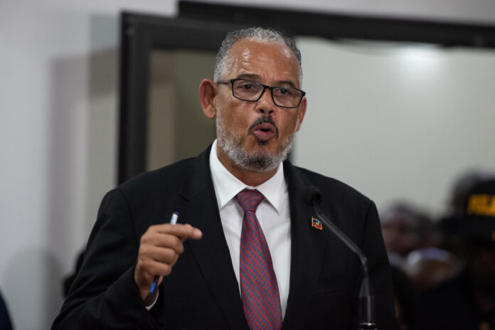 Fotografía de archivo en la que se captó al primer ministro de Haití, Alix Didier Fils-Aimé, durante una rueda de prensa, en Puerto Príncipe (Haití). EFE/Johnson Sabin
