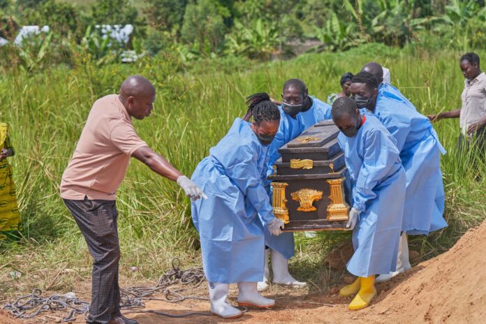 El ataúd de una víctima del ébola es llevado a un cementerio en Rwanpara, Ituri, República Democrática del Congo, en una imagen de archivo. EFE/EPA/DIEUDONNE DIROLE
