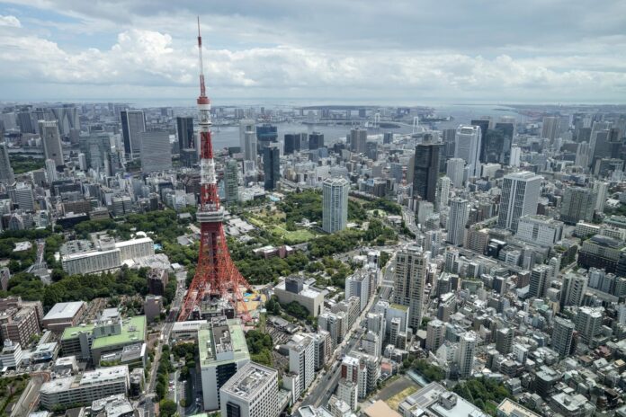 Vista desde el piso 52 del edificio más alto de Japón, Mori JP Tower, con la Torre de Tokio en Tokio, Japón. EFE/EPA/KIMIMASA MAYAMA
