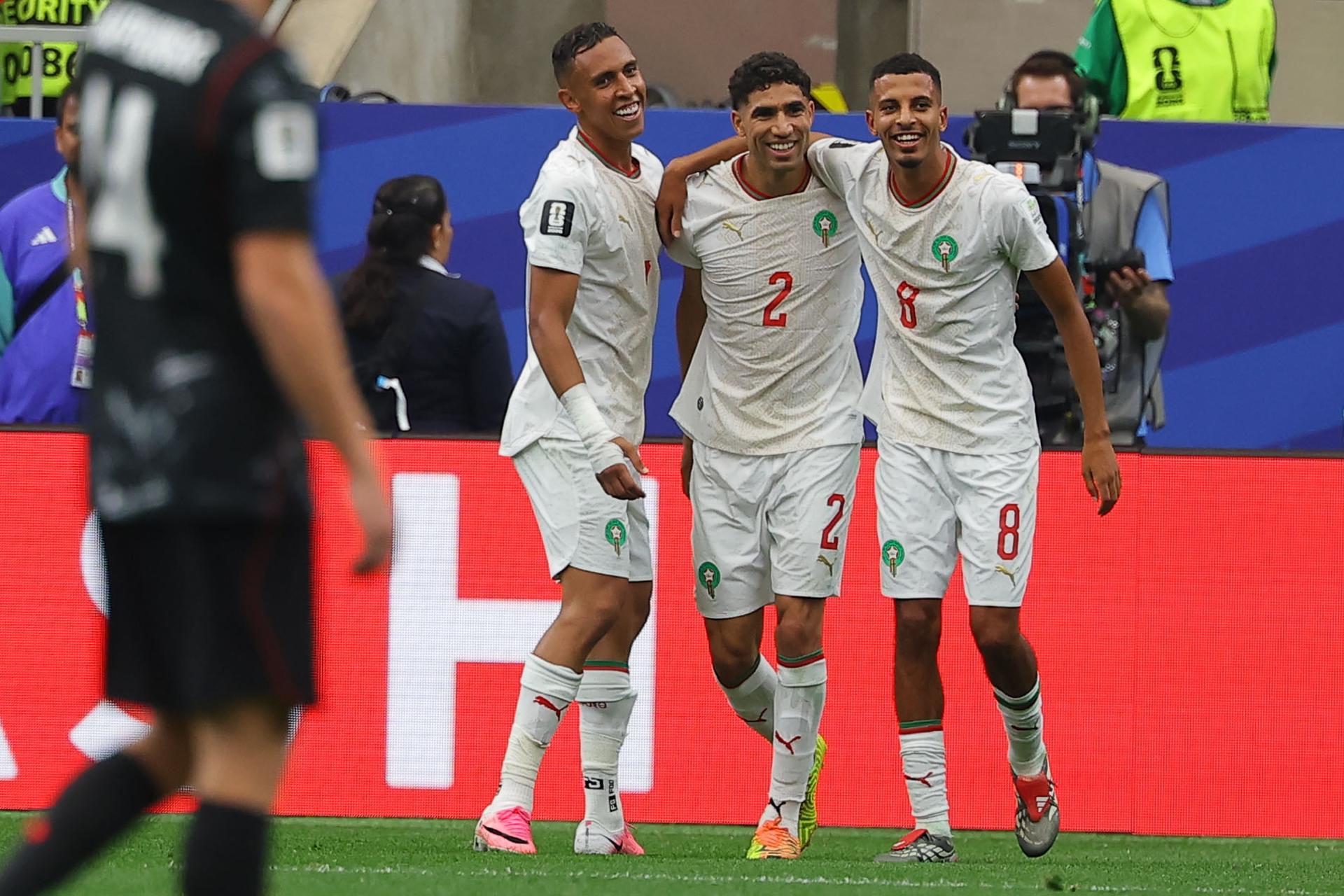 Los futbolistas Azzedine Ounahi (d), Achraf Hakimi (c) y Soufiane Rahimi (i), de Marruecos, celebran un gol durante el partido disputado el pasado 3 de julio contra Canadá en el Mundial de Estados Unidos, México y Canadá. EFE/ CHRISTOPHER NEUNDORF
