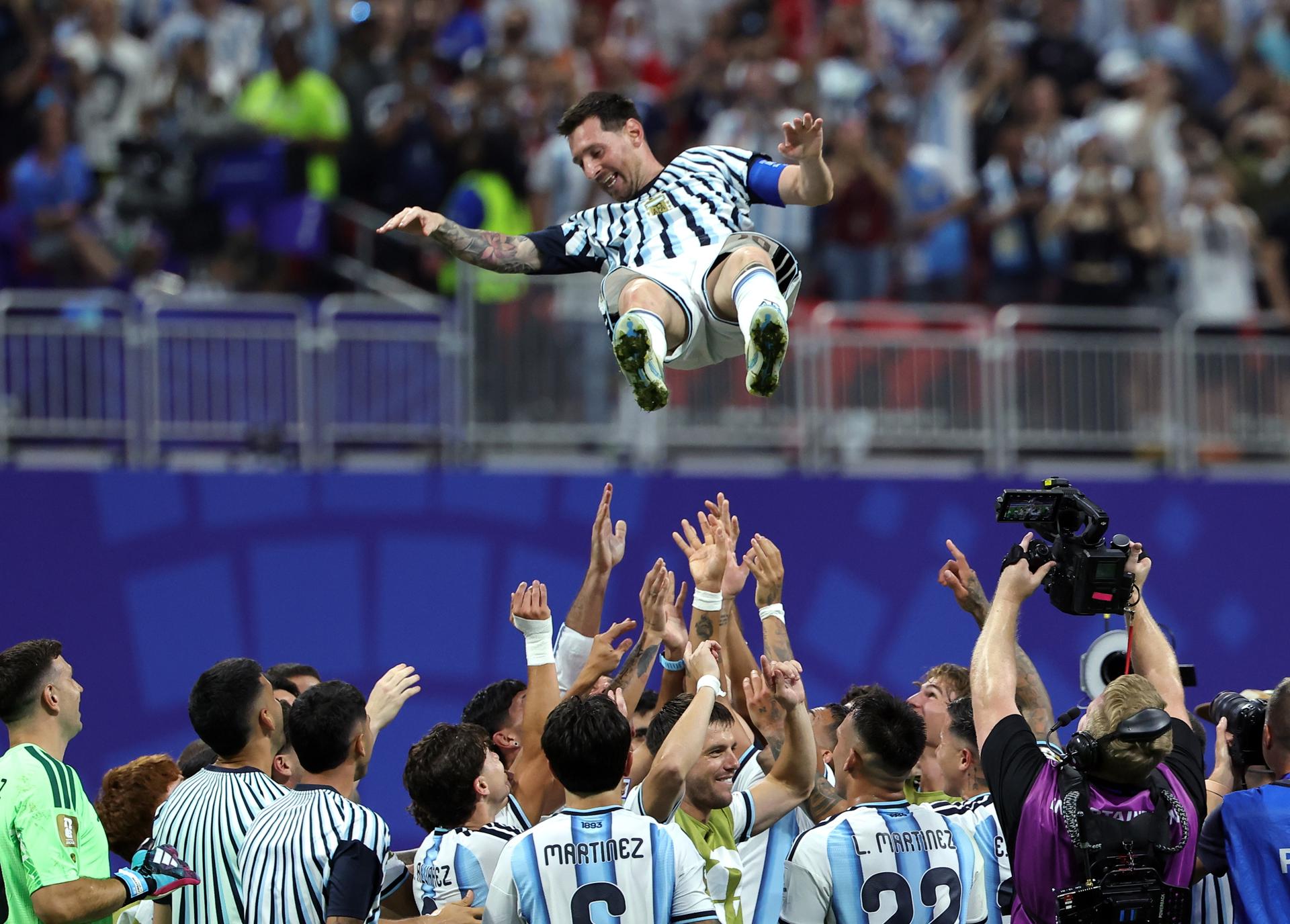 Jugadores de Argentina levantan a su compañero Lionel Messi (c) este martes, al finalizar un partido de dieciseisavos de final del Mundial de la FIFA 2026 entre Argentina y Egipto en el estadio  Mercedes-Benz en Atlanta (Estados Unidos). EFE/ Cristobal Herrera-Ulashkevich
