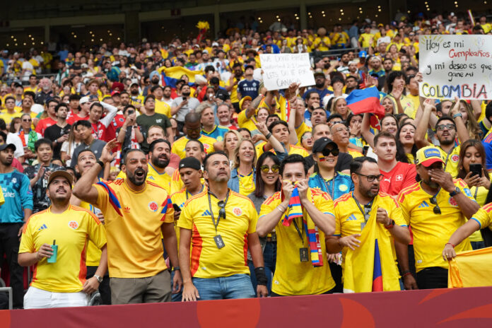 Fotografía del pasado 7 de julio, en la que puede verse a aficionados de Colombia durante el partido de octavos de final del Mundial de la FIFA 2026 entre Suiza y Colombia en el estadio BC Place en Vancouver (Canadá). EFE/ Omar Alonso
