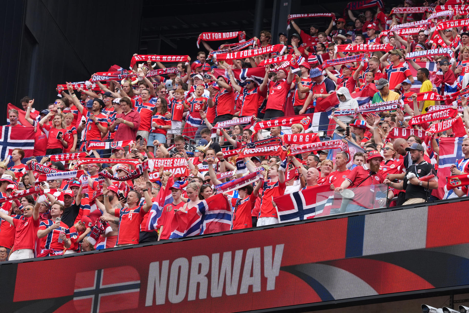 Fotografía del pasado 5 de julio, en la que puede verse a aficionados de Noruega durante el partido de octavos de final del Mundial de la FIFA 2026 entre Brasil y Noruega en el estadio MetLife en Nueva Jersey (Estados Unidos). EFE/ Angel Colmenares
