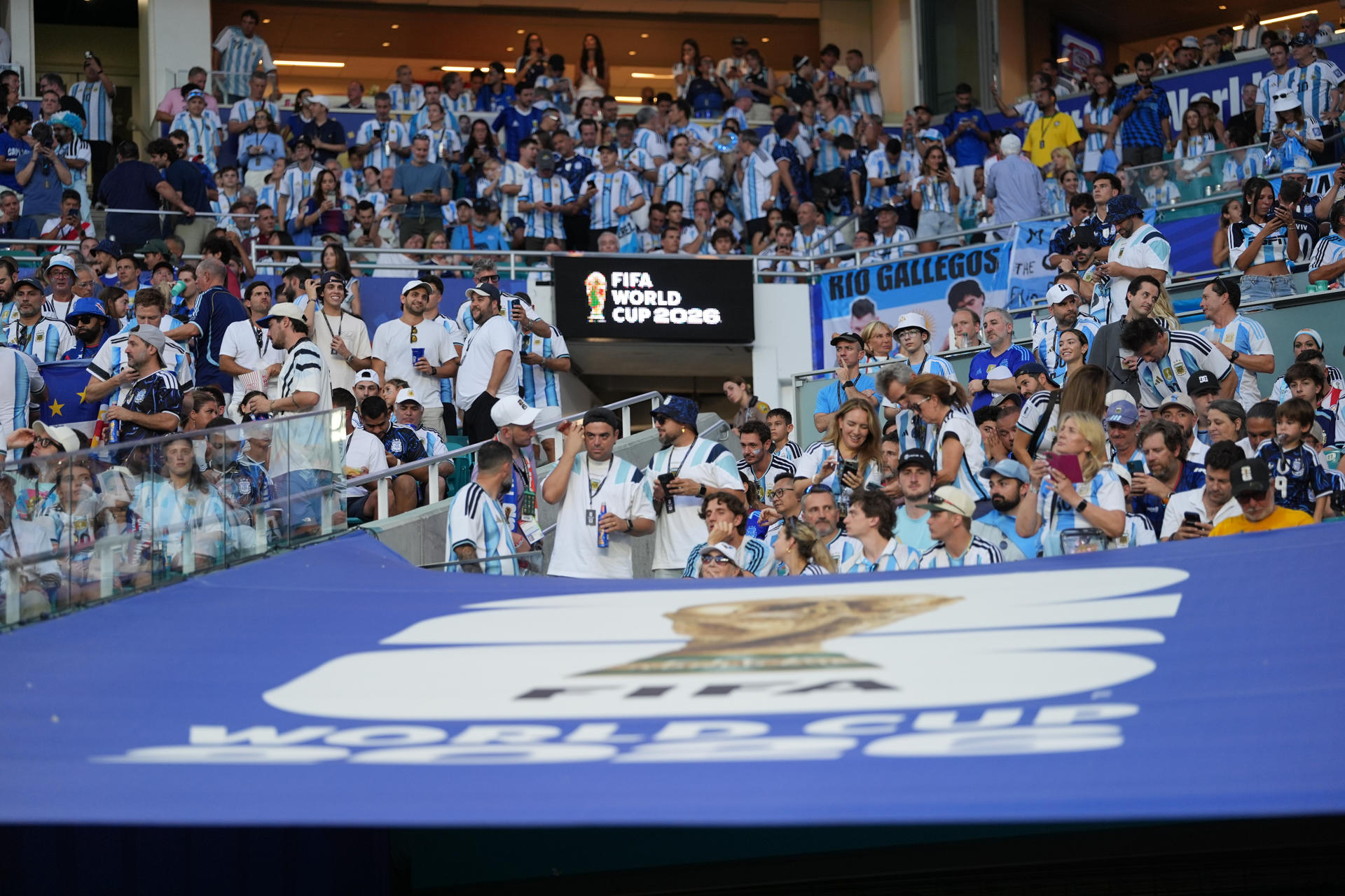 Fotografía del pasado 3 de julio, en la que puede verse a aficionados de Argentina durante el partido de dieciseisavos de final del Mundial de la FIFA 2026 entre Argentina y Cabo Verde en el estadio Hard Rock en Miami (EE.UU.). EFE/ Alberto Boal
