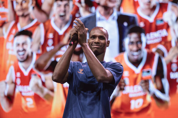 Fotografía del pasado 25 de junio, en la que puede verse al jugador del Valencia Basket Brancou Badio, durante la celebración del título de Liga de baloncesto en el Roig Arena, en Valencia. EFE/Biel Aliño
