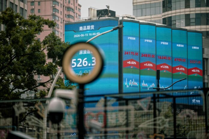 Fotografía de archivo tomada en junio de 2026 donde aparece una gran pantalla que muestra los últimos datos bursátiles y económicos de Shanghái.
EFE/EPA/ALEX PLAVEVSKI

