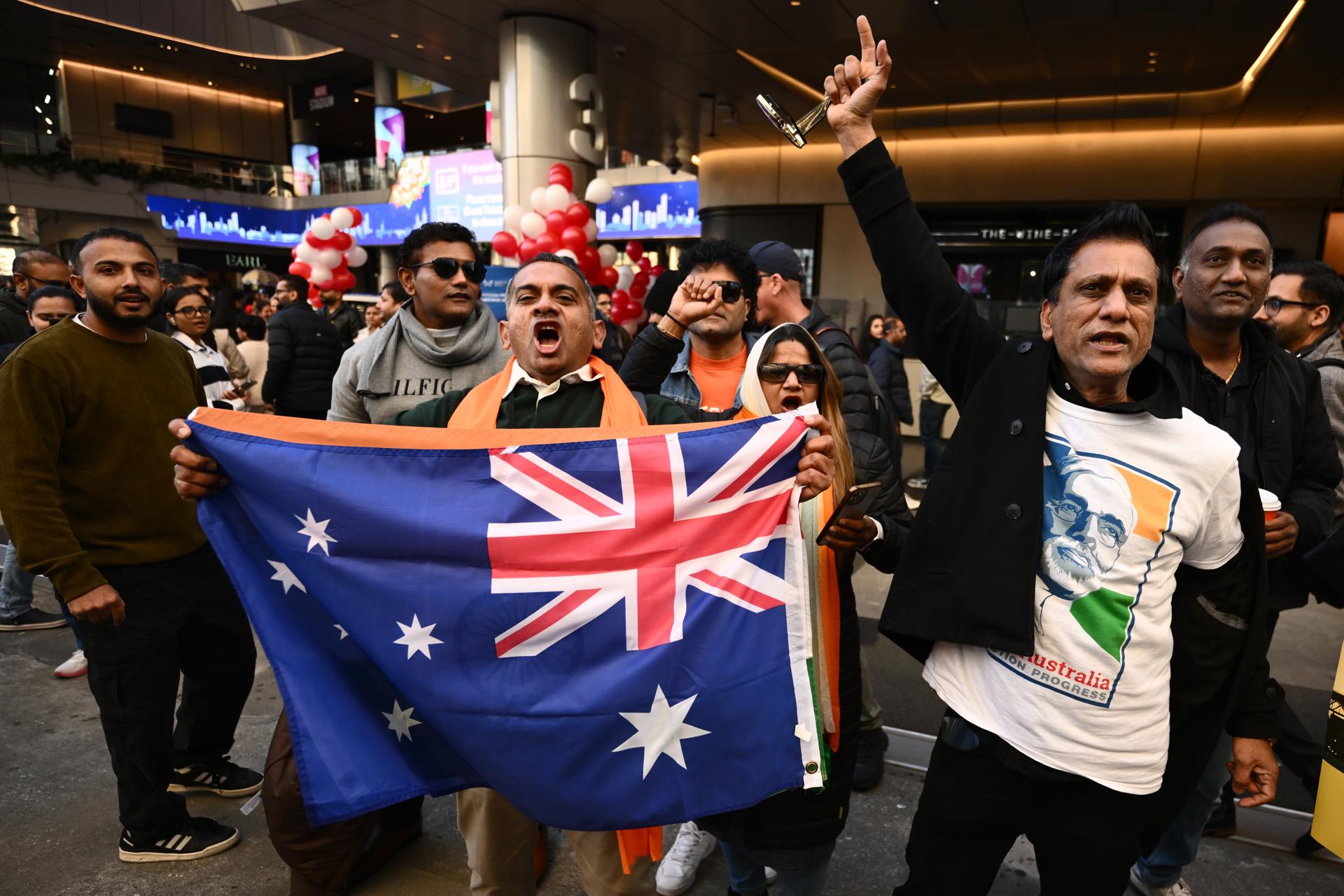 Un grupo de personas de la comunidad india en Australia espera la llegada del primer ministro de India, Narendra Modi.
EFE/EPA/JOEL CARRETT AUSTRALIA AND NEW ZEALAND OUT
