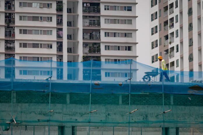 Operarios de la construción en una edificación este martes en Hanoi.
EFE/EPA/LUONG THAI LINH
