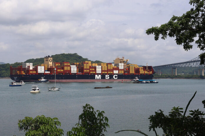 Fotografía que muestra un barco de carga navegando a principios de este junio, en el Canal de Panamá (Panamá).
EFE/ Carlos Lemos
