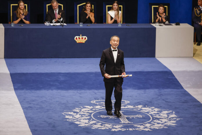 Fotografía de archivo donde el escritor japonés Haruki Murakami recoge en octubre de 2023 el Premio Letras durante la 43º edición de los Premios Princesa de Asturias.
EFE/ Chema Moya
