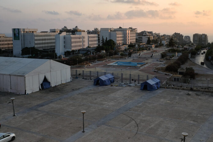 Decenas de personas del sur de Líbano siguen desplazadas en el Estadio Ciudad Deportiva de Beirut por el temor a los ataques israelíes. EFE / Edgar Gutiérrez
