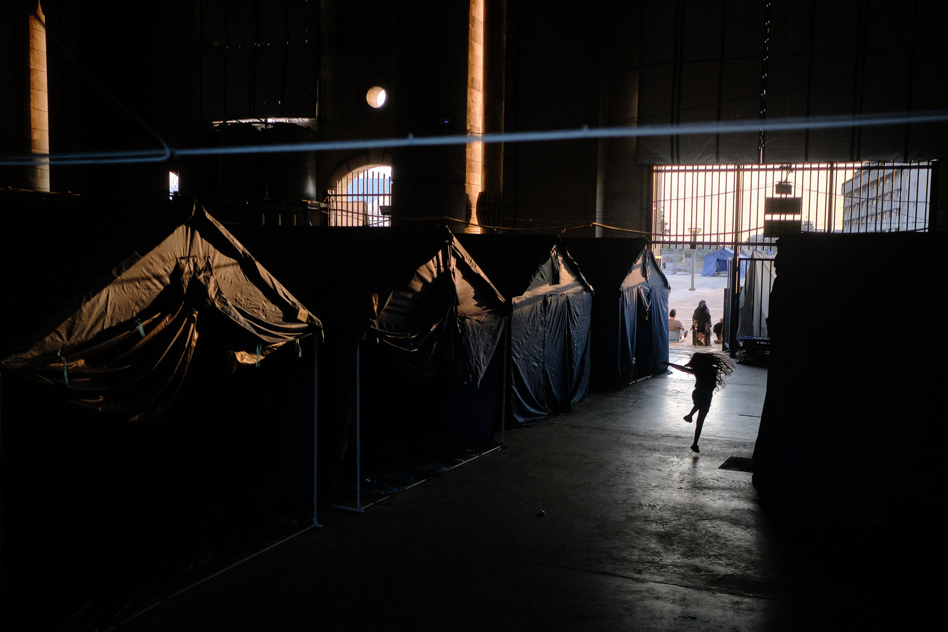 Decenas de personas del sur de Líbano siguen desplazadas en el Estadio Ciudad Deportiva de Beirut por el temor a los ataques israelíes. EFE / Edgar Gutiérrez
