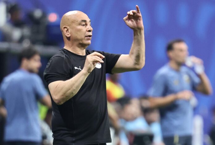 Fotografía del pasado 7 de julio, en la que puede verse al seleccionador de Egipto, Hossam Hassan, durante el partido disputado contra Argentina, correspondiente a los octavos de final del Mundial de Estados Unidos, México y Canadá. EFE/RONALD WITTEK
