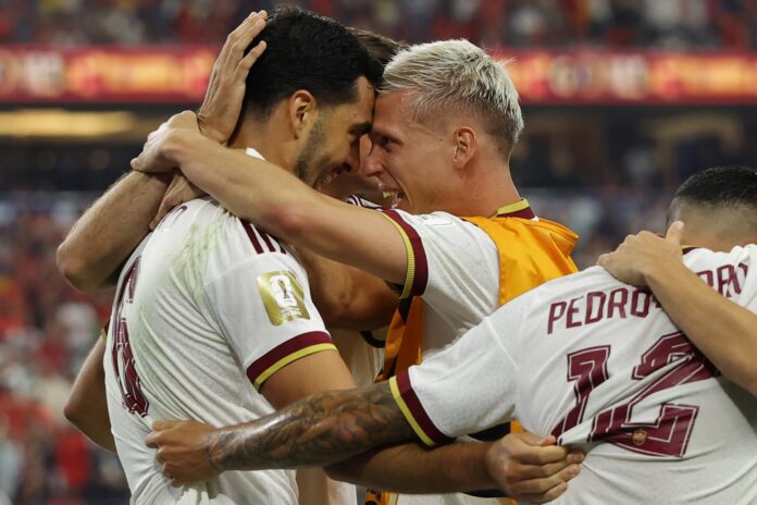Los españoles Mikel Merino (i) y Dani Olmo (d) celebran el gol logrado por España en el partido de octavos de final contra Portugal en el Mundial de Estados Unidos, México y Canadá el pasado 6 de julio. EFE/ CHRISTOPHER NEUNDORF
